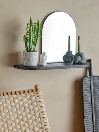 Spiegel hout zwart annlie 72cm van Bloomingville, toegepast in een sfeervolle interieursetting