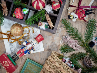 Ster ornament papier nature 10cm - set van 9 van Bloomingville, gepresenteerd in een natuurlijke buitenomgeving