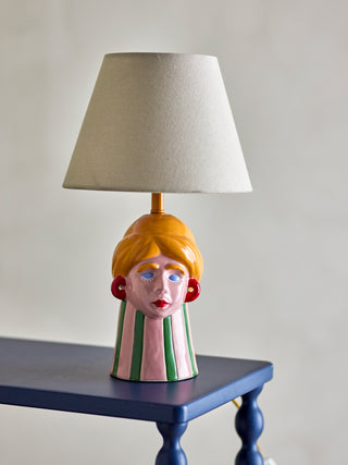 Tafellamp aardewerk Miss Jody Ø24×41 cm van Bloomingville, toegepast in een sfeervolle interieursetting