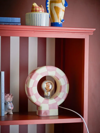 Tafellamp aardewerk roze Vialini 23cm van Bloomingville, toegepast in een sfeervolle interieursetting