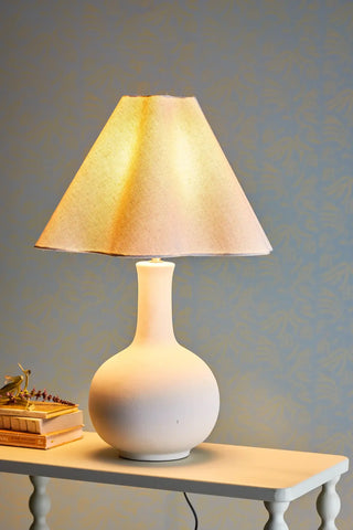 Tafellamp aardewerk wit Heide 60cm van Bloomingville, toegepast in een sfeervolle interieursetting