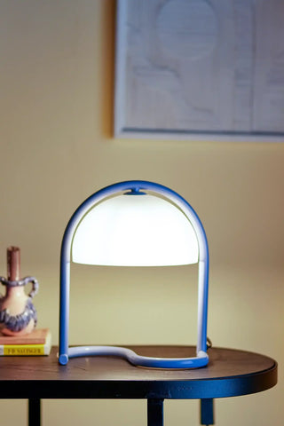 Tafellamp acryl blauw Favour 29cm van Bloomingville, aan de achterzijde met constructie zichtbaar