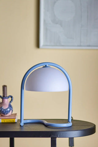 Tafellamp acryl blauw Favour 29cm van Bloomingville, van opzij met verhoudingen en constructie zichtbaar