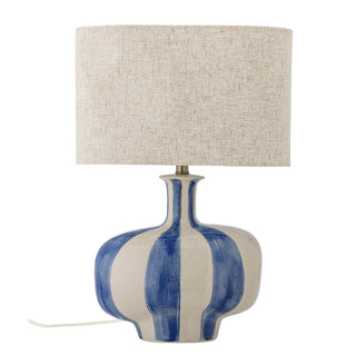 Breed vooraanzicht van de Alida tafellamp met blauw gestreepte voet en beige kap