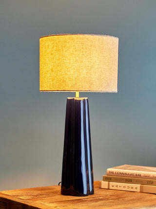 Tafellamp aluminium blauw Cornelie Ø30×61 cm van Bloomingville, in een gestileerde detailopstelling