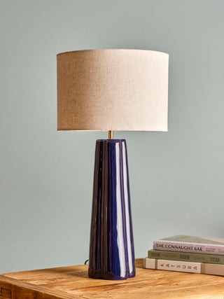 Tafellamp aluminium blauw Cornelie Ø30×61 cm van Bloomingville, toegepast in een sfeervolle interieursetting