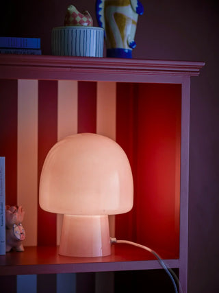 Tafellamp glas roze Paddy 26cm van Bloomingville, toegepast in een sfeervolle interieursetting