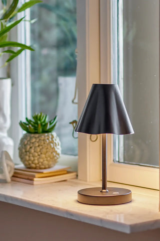Tafellamp metaal zwart Lianna 28cm van Bloomingville, van opzij met verhoudingen en constructie zichtbaar