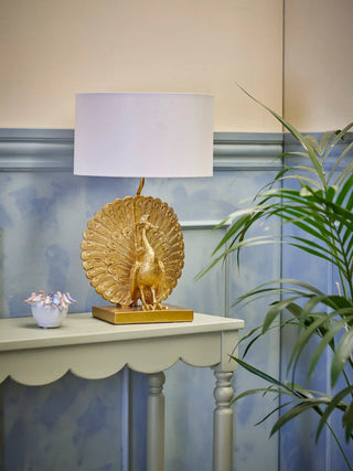 Tafellamp polyresin goud Peacock van Bloomingville, van opzij met verhoudingen en constructie zichtbaar