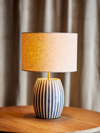 Tafellamp Tali beige grijs Ø30×47 cm van Bloomingville, geplaatst in een ruimtelijke woonomgeving