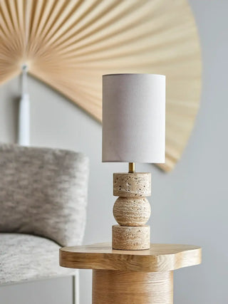 Tafellamp travertin naturel Marci 53cm van Bloomingville, aan de achterzijde met constructie zichtbaar