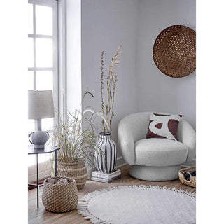 Ted fauteuil wit van Bloomingville, gepresenteerd in een natuurlijke buitenomgeving