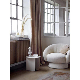 Ted fauteuil wit van Bloomingville, in een gestileerde productopstelling