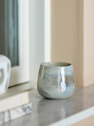 Theelichthouder gerecycled glas grijs Imran 10cm van Bloomingville, in een gestileerde detailopstelling