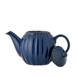 Theepot aardewerk blauw Latina van Bloomingville, schuin bekeken met vorm en afwerking zichtbaar