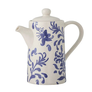 Theepot aardewerk blauw Petunia 800ml van Bloomingville, schuin bekeken met vorm en afwerking zichtbaar