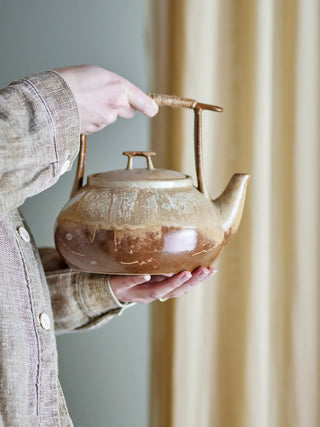 Theepot aardewerk bruin Ikigai van Bloomingville, toegepast in een sfeervolle interieursetting