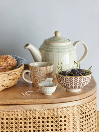 Theepot aardewerk groen Maple 900ml van Bloomingville, in een gestileerde productopstelling