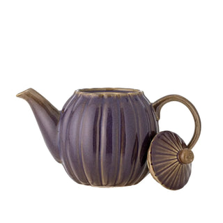Theepot aardewerk paars Latina van Bloomingville, schuin bekeken met vorm en afwerking zichtbaar