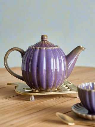 Theepot aardewerk paars Latina van Bloomingville, toegepast in een sfeervolle interieursetting