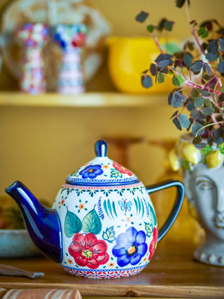 Theepot aardewerk rood Florist 900ml van Bloomingville, toegepast in een sfeervolle interieursetting
