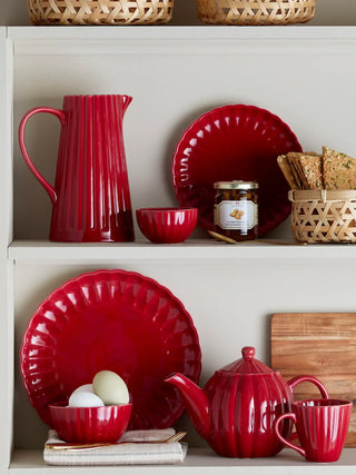 Theepot aardewerk rood Latina 1L van Bloomingville, in een gestileerde productopstelling