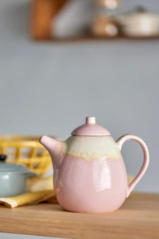 Theepot aardewerk rose Louisa 1,2L van Bloomingville, toegepast in een sfeervolle interieursetting