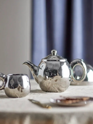 Theepot aardewerk zilver Shine van Bloomingville, toegepast in een sfeervolle interieursetting