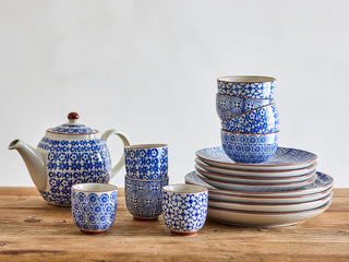 Theepot blauw aardewerk Karine Ø14×16 cm van Bloomingville, in een gestileerde detailopstelling