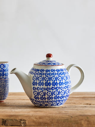 Theepot blauw aardewerk Karine Ø14×16 cm van Bloomingville, toegepast in een sfeervolle interieursetting