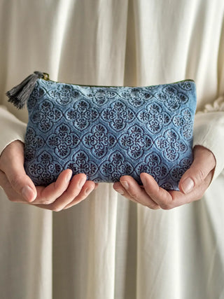 Toilettas katoen blauw Sofina van Bloomingville, gedragen met formaat en hengsels duidelijk zichtbaar