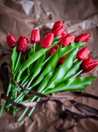 Tulpenboeket rood 35cm van Bloomingville, toegepast in een sfeervolle interieursetting