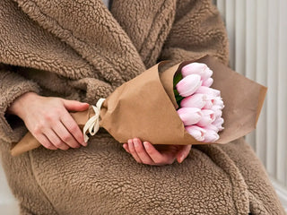 Tulpenboeket roze van Bloomingville, gepresenteerd in een natuurlijke buitenomgeving