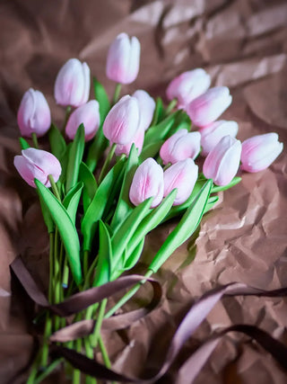 Tulpenboeket roze van Bloomingville, toegepast in een sfeervolle interieursetting