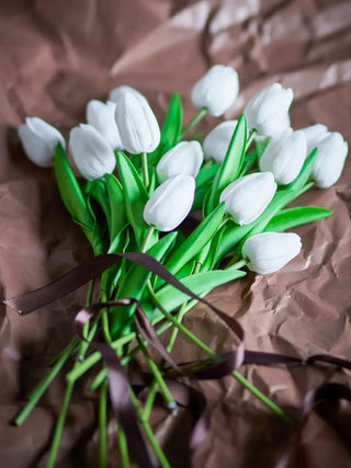 Tulpenboeket wit van Bloomingville, toegepast in een sfeervolle interieursetting