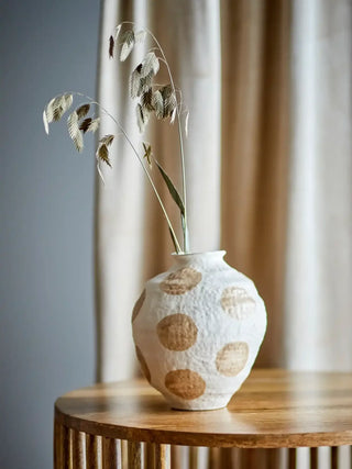 Vaas aardewerk beige Byron 20cm van Bloomingville, toegepast in een sfeervolle interieursetting