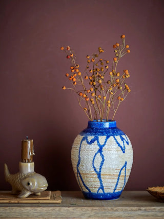 Vaas aardewerk blauw Avon 16cm van Bloomingville, toegepast in een sfeervolle interieursetting