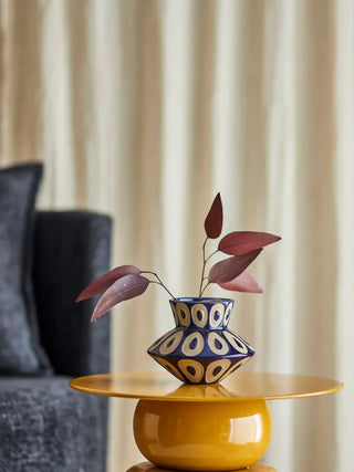 Vaas aardewerk blauw Bashir 12 cm van Bloomingville, toegepast in een sfeervolle interieursetting