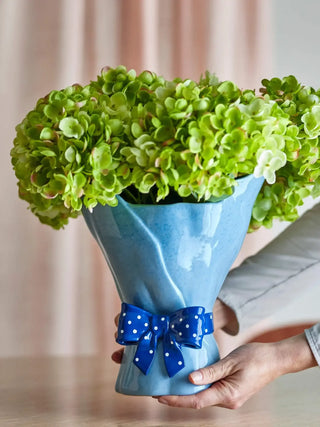Vaas aardewerk blauw Belivia 28cm van Bloomingville, toegepast in een sfeervolle interieursetting