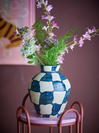Vaas aardewerk blauw Check 24cm van Bloomingville, toegepast in een sfeervolle interieursetting