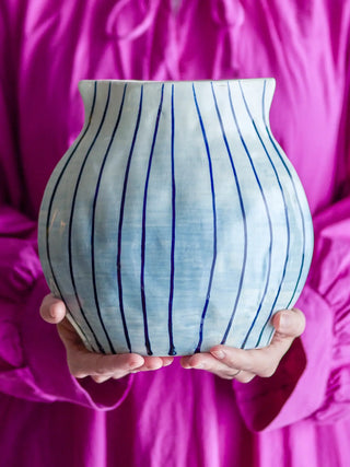 Vaas aardewerk blauw Esra van Bloomingville, toegepast in een sfeervolle interieursetting