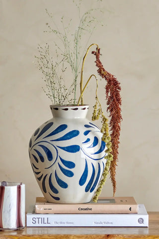 Vaas aardewerk blauw Heikki 24cm van Bloomingville, toegepast in een sfeervolle interieursetting