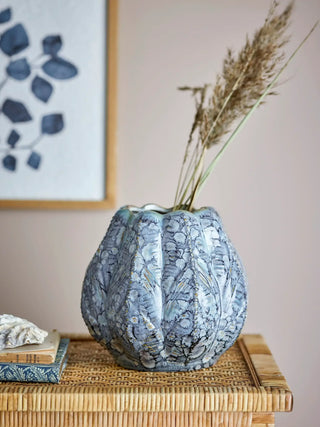 Vaas aardewerk blauw Hetty 20cm van Bloomingville, toegepast in een sfeervolle interieursetting