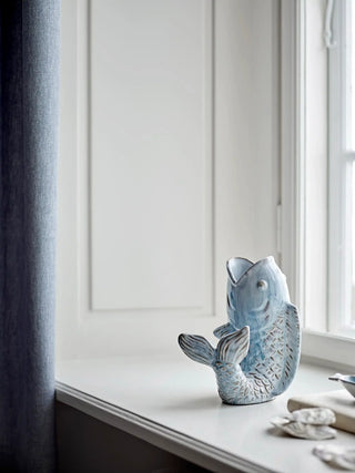 Vaas aardewerk blauw Hiro 21cm van Bloomingville, in een gestileerde detailopstelling