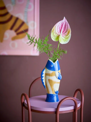 Vaas aardewerk blauw Irving 22cm van Bloomingville, toegepast in een sfeervolle interieursetting