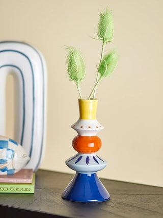Vaas aardewerk blauw Kairi 21cm van Bloomingville, toegepast in een sfeervolle interieursetting