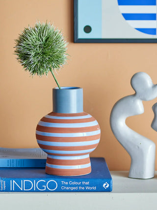 Vaas aardewerk blauw Lindir 19cm van Bloomingville, toegepast in een sfeervolle interieursetting