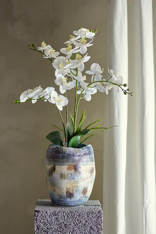 Vaas aardewerk blauw Nienna 31cm van Bloomingville, toegepast in een sfeervolle interieursetting