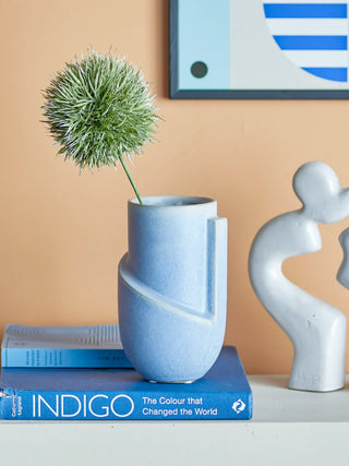 Vaas aardewerk blauw Norbert 18cm van Bloomingville, toegepast in een sfeervolle interieursetting