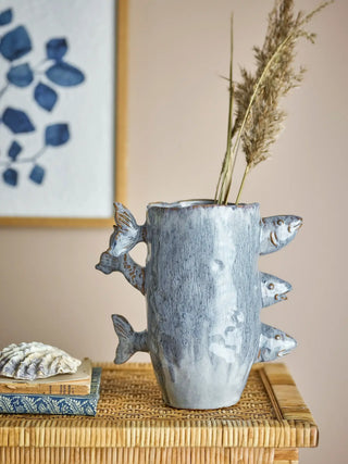 Vaas aardewerk blauw Tace 23cm van Bloomingville, in een gestileerde detailopstelling